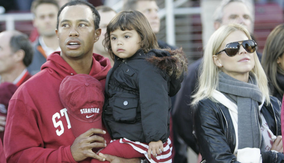 BEKLAGER: Tiger Woods fotografert med datteren Sam Woods og kona Elin Nordegren. Bildet er tatt kort tid f�r utroskapsskandalen rammet familien. Foto: AP/SCANPIX