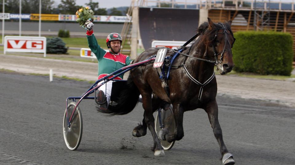 OVERLATER T�MMENE. Amat�rtrener Svein Olav Ruud kj�rer normalt Tuxi Titan selv. Men i V75-1 p� Bjerke f�r hesten ny kusk. Foto: HESTEGUIDEN.COM.