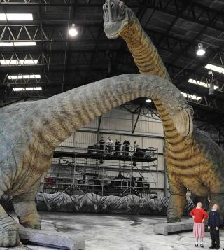 MASSIV: Sauropodene var klodens st�rste landdyr. Her ser vi brachiosaurmodeller som ruver over sm� barn. Foto: REUTERS/Nigel Roddis/SCANPIX
