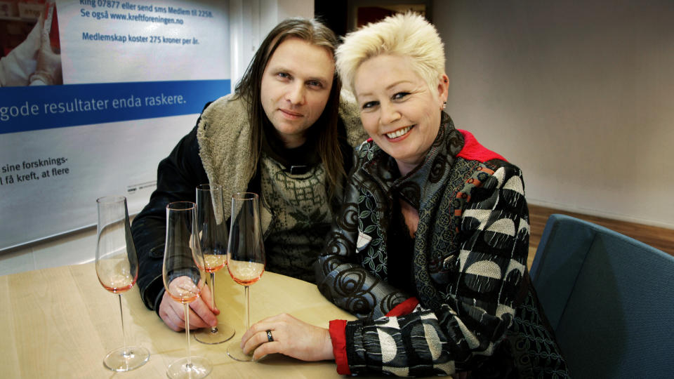 SKJENKET GLASS: Aune Sand donerte tolv av sine rumpeinspirerte glass til Kreftforeningens nettauksjon. Foto: Steinar Buholm/Dagbladet