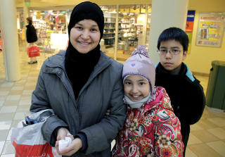 �NSKER � G� SOM DE VIL:  For familien er hijab et viktig religi�st plagg. - Vi f�ler oss nakne uten sl�ret, og m� f� lov til � g� som vi vil, sier mamma Shamim Raza. Her sammen med s�nnen Muhammed Mehdi (12) og datteren Noor Fatima (9) p� Stovnersenteret i Oslo.  Foto: Jacques Hvistendahl/Dagbladet