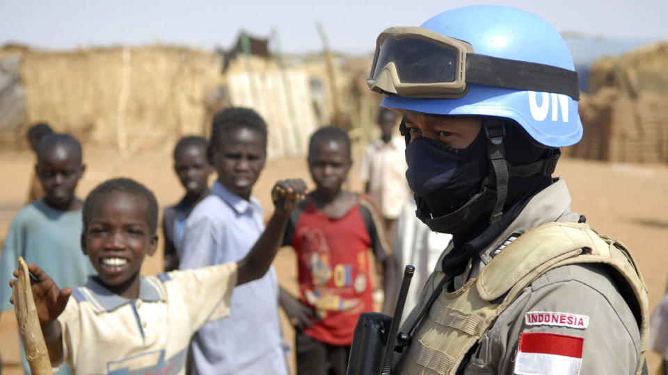 FREDSH�P: Sudans president Omar al-Bashir har inng�tt en avtale om v�penhvile med den st�rste oppr�rsgruppen i Darfur-regionen vest i landet, nemlig Bevegelsen for rettferdighet og likhet. Men det er h�yst uklart om avtalen vil f�re til en mer omfattende fredsavtale som ogs� inkluderer andre geriljagrupper i Darfur. Foto: REUTERS/Andrew Heavens/SCANPIX
