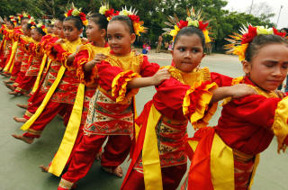 NEDGANG I INDONESIA: Indonesia med sine 240 millioner innbyggere er et av landene der f�dselsratene har g�tt kraftig ned. N� er tallet 2,3. Her danser barn er Betawi-dans for president Barack Obama som var p� bes�k i desember i fjor. Foto: Beawiharta/Reuters/Scanpix