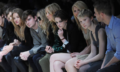 P� REKKE OG RAD: B�de Mary-Kate Olsen, Kate Hudson, Kristen Stewart og Claire Danes hadde tatt turen for � f� med seg Christopher Baileys visjon av neste vinters kl�r. Foto: SCANPIX