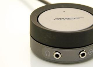 KONTROLLPOD: Den sorte ringen justerer volumet, mens den blanke platen i midten fungerer som av/p�-knapp. Kontrollpoden har ogs� inngang for hodetelefoner og MP3-spiller. Hallvard Lunde
