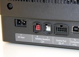 INNGANGER: USB er eneste valg for � koble PC-en til anlegget. Fordelen er at det er utrolig brukervennlig. Volumknappen for subwooferen ser du til h�yre i bildet. Hallvard Lunde