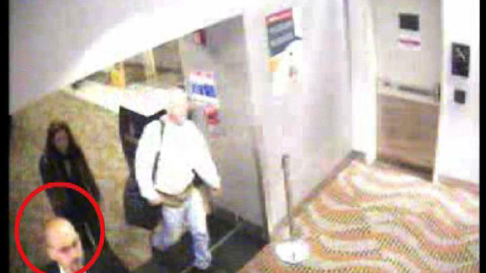 FANGET AV OVERV�KNINGSKAMERA: Dette bildet fra overv�kningskameraet p� hotellet viser de mistenkte p� �stedet. Foto: AFP PHOTO/DUBAI POLICE/SCANPIX