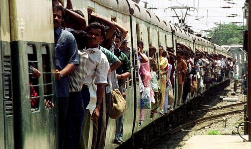 RASK URBANISERING: Halvparten av oss bor n� i byer, og andelen vil �ke til 70 prosent av verdens befolkning i 2050, ansl�r FN. Her reiser innbyggere i Calcutta kollektivt - og man kan vel ogs� si plasseffektivt. Foto: 
EPA/AFP/Scanpix