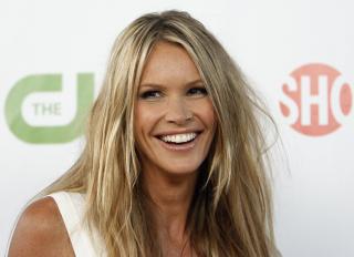 BLIKKFANG: Supermodeller som Elle MacPherson trekker lesere, spesielt om man, som News Of The World, kan finne pikant informasjon om privatlivet deres. Foto: REUTERS/Mario Anzuoni/Scanpix