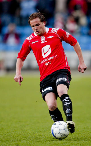 - F�LES GODT:  Brann-spiller Bj�rnar Holmvik sier alt st�r bra til med den lille familien.
Foto: Stian Lysberg Solum / SCANPIX