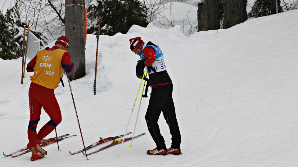 GRUB(B)LET F�LT: Odd-Bj�rn Hjelmeset brukte s� lang tid p� � bestemme seg for hva slags ski han skulle p� i andreetappen at det bare var s�vidt han rakk starten. Her st�r han og diskuterer med H�vard Moheim fra det norske sm�reteamet like f�r den gale avgj�relsen om ekstra rubb under skiene blir tatt. - Det var jeg som ville gj�re det s�nn, det var min skyld, sier Hjelmeset.