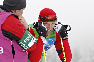 HADDE IKKE FESTE P� TOPPEN: I den �vre delen av l�ypa m�tte Hjelmeset l�pe utenfor sporet fordi skia manglet alt av feste.