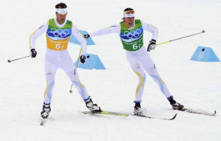 ENORM RESPEKT FOR HJELMESET: Men Johan Olsson parkerte nordmannen og sendte Anders S�dergren f�rst ut p� tredjeetappen. Foto: AFP PHOTO / JAVIER SORIANO