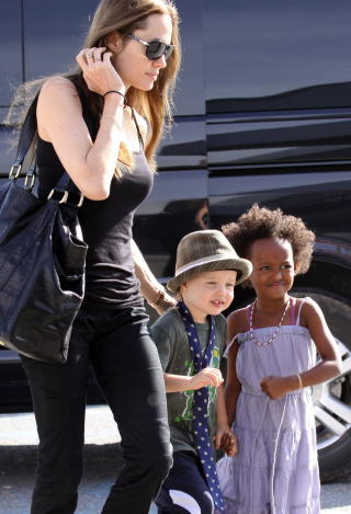 MED MAMMA I ITALIA: Angelina Jolie med Shiloh og Zahara. Foto: STELLA PICTURES