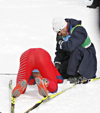 BEKLAGET: Her sier Odd-Bj�rn Hjelmeset unnskyld til Petter Northug etter ankermannens fantastiske opphenting.