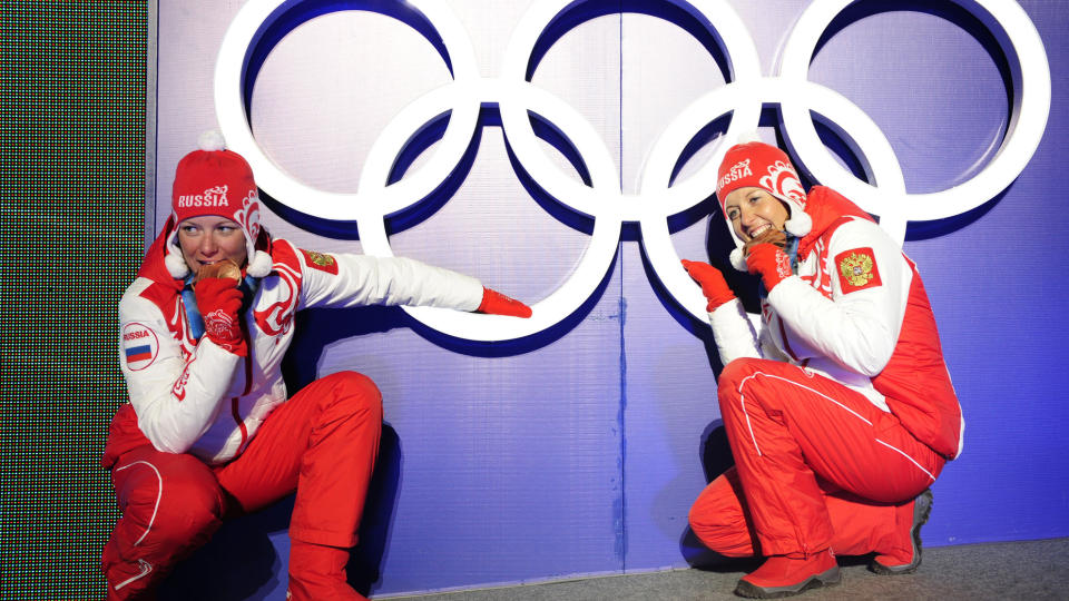 SJELDEN LYKKEDopd�mte Irina Khazova og lagvenninnen Natalia Korosteleva feirer bronsen p� sprintstafetten. Eller har det v�rt lite � feire for de russiske langrennsl�perne.  Foto: AFP/ FABRICE COFFRINI.