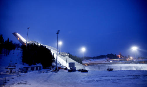 KLAR TIL BRUK: Holmenkollen er ferdig for hopping, onsdag setter de f�rste utfor den nye bakken som er bygd i anledning VM i Oslo neste vinter. Foto: Kyrre Lien/Scanpix