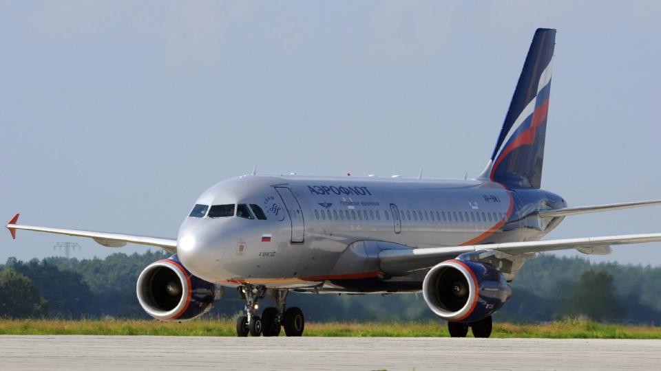 TOK FEIL VEI: Et fly fra det russiske selskapet Aeroflot tok i ettermiddag av fra taksebanen p� Gardermoen. Taksebanen brukes av flyene n�r de skal komme seg fra terminalen og ut til rullebanen hvor de skal ta av. FOTO: EPA/RALF HIRSCHBERGER
