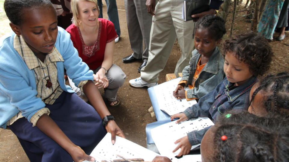 I ETIOPIA: Statssekret�r for utviklingssaker Ingrid Fiskaa er i Etiopia for � diskutere utdanning. Her bes�ker hun en skole i hovedstaden Addis Abeba. Foto: Wera Helstr�m / Scanpix