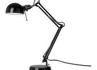 TRENDY: Lampen Fors� fra Ikea har en industriell look som er veldig trendy n�. Foto: Ikea.no