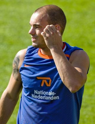 OGS� I FLASKEPOLYESTER: Wesley Sneijder skal ogs� spille milj�vennlig, uten at det skal g� utover den tekniske kvaliteten p� skjoretne. Foto: Ed Oudenaarden / EPA.