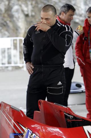  KLARE LIKEVEL:  Den amerikanske bobkj�reren Bill Schuffenhauer kj�rer OL-konkurranse ferdag og l�rdag p� tross av at han ble innbrakt i Whistler for vold mot kj�resten. Her etter trening tidligere i uka.FOTO: AP/SCANPIX.
