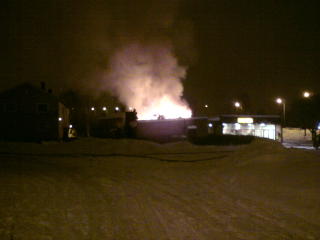  EN PERSON SAVNET:  Det har v�rt voldsom ild- og r�ykutvikling fra branntomta i Gudevoldveien i Fredrikstad i natt, der en firemannsbolig er brent ned til grunnen. MMS-FOTO: SVEIN GRUDEVOLD.