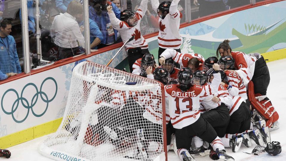  S� GLADE:  er kanadiske ishockey-kvinner som tar OL-gull p� hjemmebane - her etter 2-0 seieren i finalen mot USA i natt. Men IOK-president Rogge truer med � stryke kvinnehockey fra OL-programmet.  FOTO: JULIE JACOBSON, AP/SCANPIX.