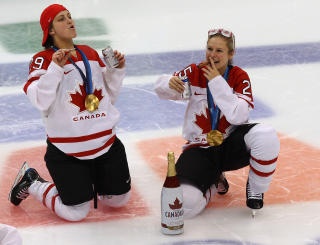  �L OG SIGAR:  Hockey-feiring p� kanadisk etter OL-gull p� hjemmebane: Marie-Philip Poulin og Tessa Bonhomme tar en pause fra idrettens sunnhetsidealer. FOTO: GETTY/AFP/SCANPIX.