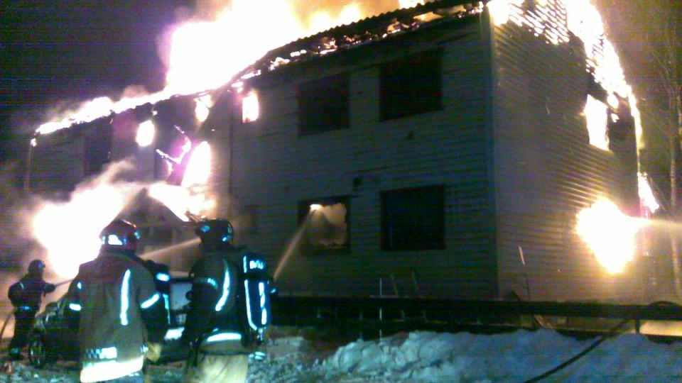  KOM IKKE UT:  Politiet frykter at en 92 �r gammel kvinne har mistet livet i en brann i en firemannsbolig i Gudevoldveien i Fredrikstad i natt. Huset brant ned til grunnen. Tre av beboerne kom seg uskadd ut - en var ikke hjemme. MMS-FOTO: JARAN BERG.