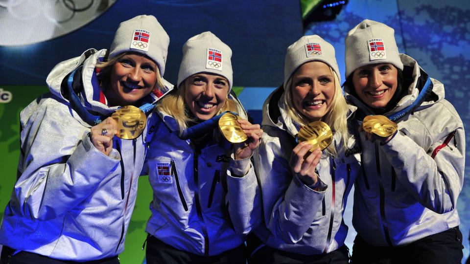 SLIKE JENTER, DET VIL GAMLE NORGE HA: Trener Egil Kristiansen utpekte stafetten som den �velsen han aller helst ville ha gull i. Det s� ikke ut som Vibeke Skofterud, Kristin St�rmer Steira, Therese Johaug og Marit Bj�rgen var direkte uenig i natt. Foto: AFP PHOTO / FABRICE COFFRINI
