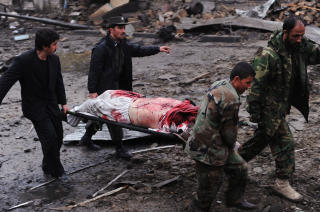 FLERE DREPTE OG SKADDE: Sikkerhetsoffiserer b�rer ut en skadd mann etter et selvmordsangrep i Kabul i dag. Foto: AFP PHOTO/Massoud HOSSAINI