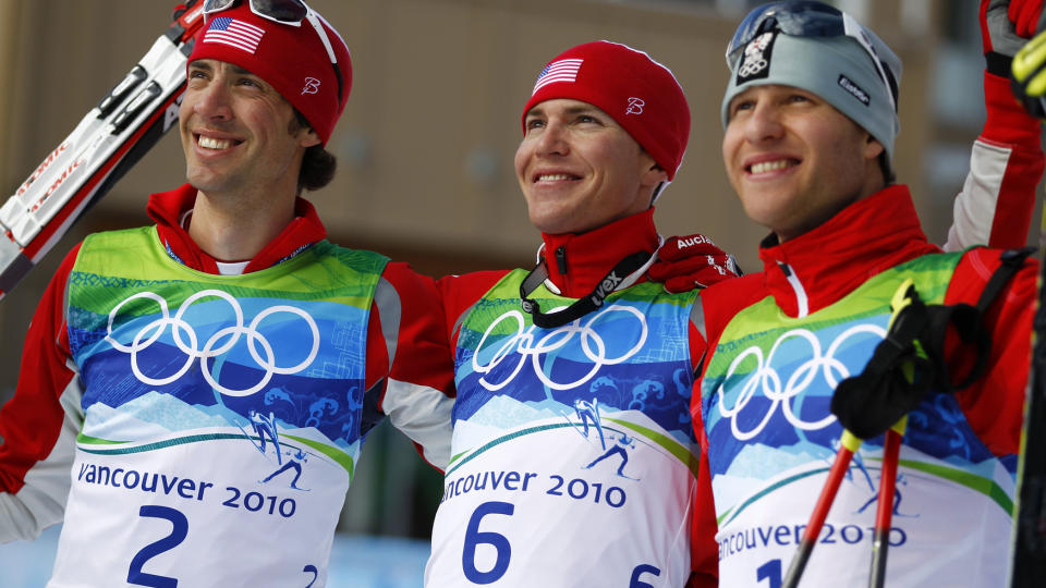 DOBBELT: Bill Demong (midten) sikret et historisk amerikansk kombinertgull foran Johnny Spillane torsdag. Michael Gruber (h�yre) tok bronsen. Foto: SCANPIX/REUTERS/Kai Pfaffenbach