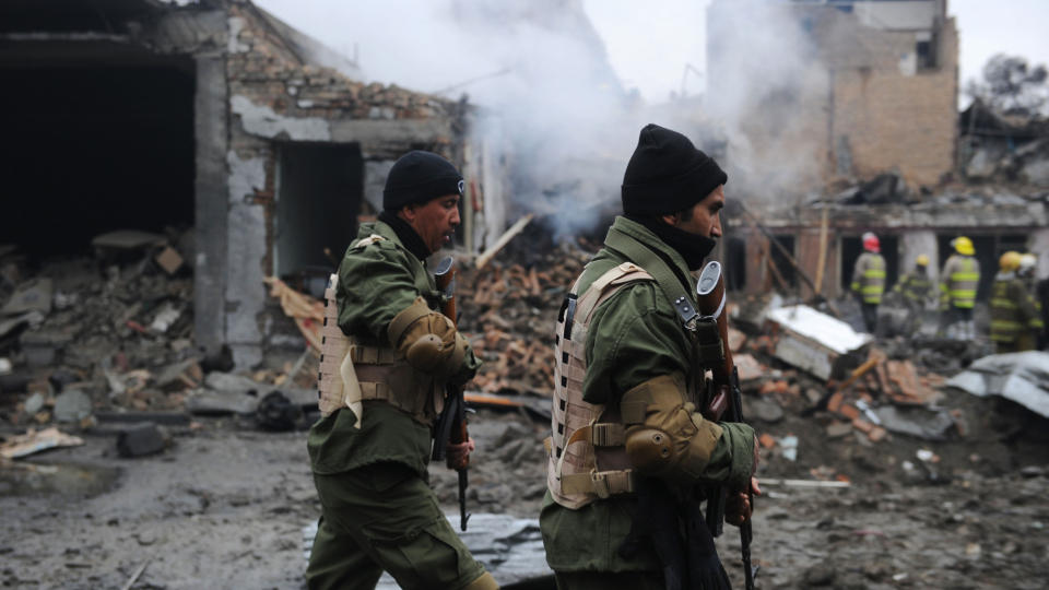 ANGREP: En selvmordsbomber skal ha sprengt seg selv i lufta i n�rheten av det st�rste kj�pesenteret i Kabul. Forel�pig meldes det om ni drepte og 18 s�rede.
AFP PHOTO/Massoud HOSSAINI