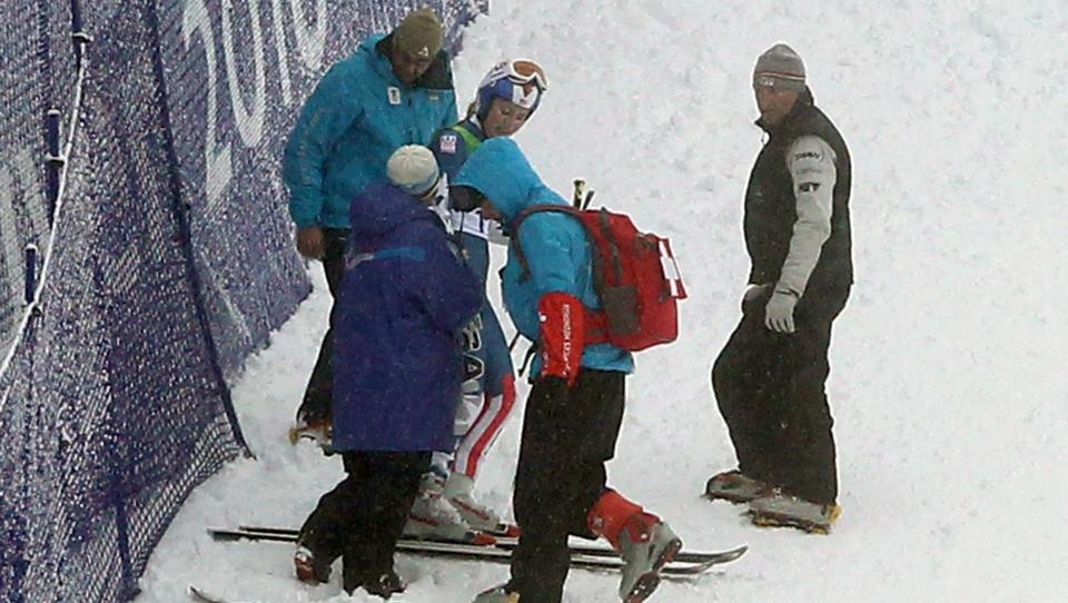 FORSL�TT: Lindsey Vonn brakk fingeren da hun kj�rte ut i storslal�mrennet.Foto: SCANPIX/EPA/MIRKO GUARRIELLO
