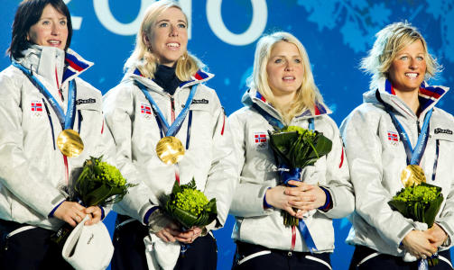 STOLTE STAFETTJENTER:  Marit Bj�rgen, Kristin St�rmer Steira, Therese Johaug og Vibeke Skofterud sang med under nasjonalsangen. 
Foto: Heiko Junge / Scanpix