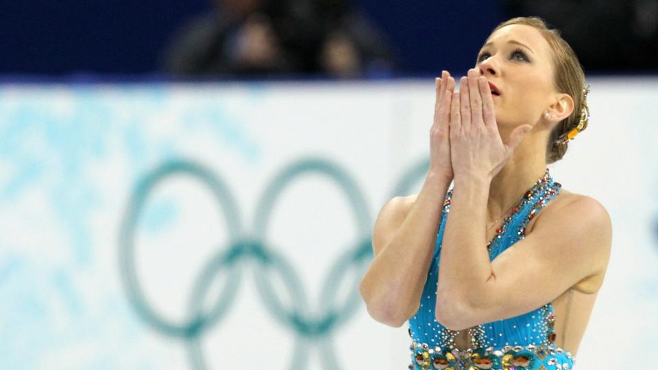 S� MOT HIMMELEN: Joannie Rochette trosset sorgen etter morens plutselige d�d og gikk til bronse i kunstl�p p� en b�lge av sympati. Foto: SCANPIX/EPA/ANATOLY MALTSEV