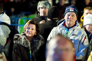 P� PLASS: Kong Harald og dronning Sonja var til stede under medaljeseremonien i natt norsk tid. 
Foto: Heiko Junge / Scanpix