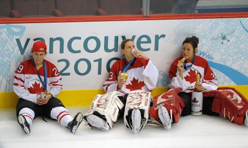 GRUNN TIL � FEIRE: Marie-Philip Poulin, Kim St-Pierre og Charline Labonte.Foto: SCANPIX/AP/The Canadian Press/Scott Gardner