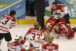 �L OG SJAMPIS: Marie-Philip Poulin (nummer 29) under m�lvakt Charline Labonte.Foto: SCANPIX/REUTERS/Chris Helgren