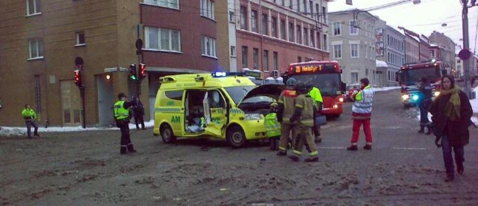 TR�BBEL I MORGENRUSHET: En kollisjon mellom trikk og ambulanse f�rte i dag tidlig til trafikkproblemer i Oslo sentrum.  Mms-foto: J�RGEN TANGNES