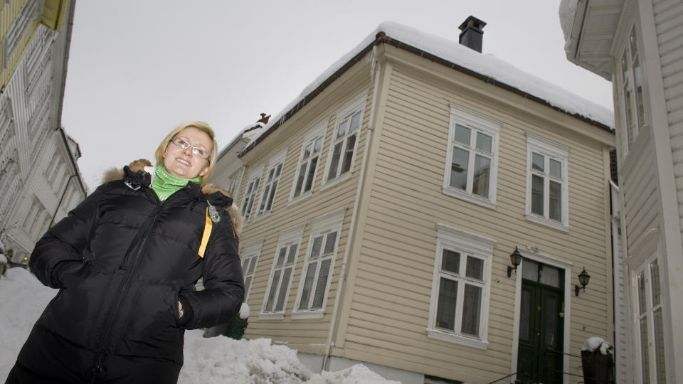 BEDRE ENN FORVENTET: &mdash;Jeg er sikker p� at vi fikk det huset er verdt, sier Katharine Gude Aspvik etter � ha solgt selv. Hun fikk imidlertid hjelp til b�de � hente inn opplysninger om huset og til oppgj�ret av AdvokatOppgj�r. 

Foto: Tor Erik H. Mathiesen
