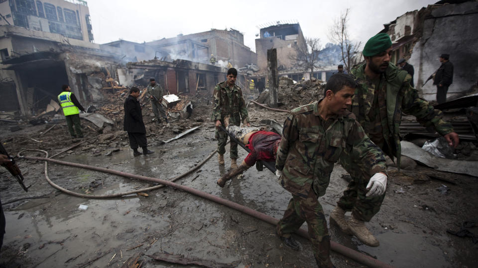 MANGE SKADDE OG DREPTE: Afghansk personell redder unna skadde fra hotellet og kj�pesenteret der eksplosjonen skjedde. Foto: REUTERS/Ahmad Masood/SCANPIX