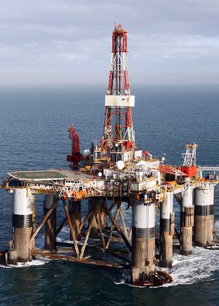 STRIDENS KJERNE: Leteriggen Ocean Guardian er p� vei til et havomr�de nord for Falklands�yene der britene vil lete etter olje. Feltet kan skjule svar gull for hele 550 milliarder kroner. Foto:AP
