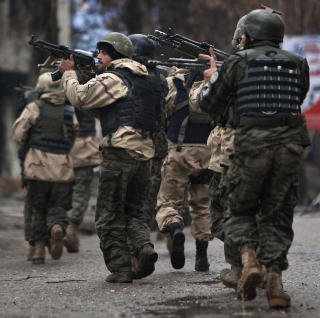 SKUDDVEKSLINGER: Afghanske styrker havnet i lange skuddvekslinger etter selvmordsangrepene. Foto: REUTERS/Ahmad Masood/SCANPIX