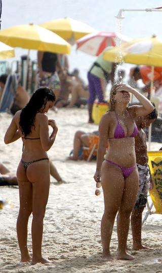 TANGA: ...et land som vanligvis ikke er blant de aller mest pripne n�r det gjelder framvisning av kvinnehud. Dette bildet er tatt p� Ipanema-stranda i Rio for et par uker siden. Foto: EPA/Antonio Lacerda