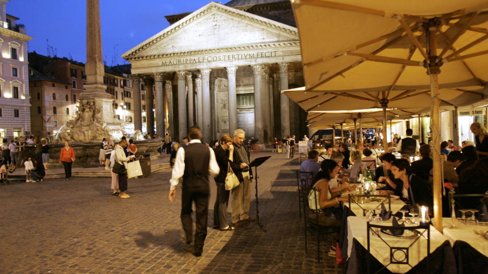  ROMA:  Pantheontempelet regnes som en av verdens vakreste bygninger, trappefontenen fra 1575 er et popul�rt m�tested i Roma.  Foto: Geir B�lstad