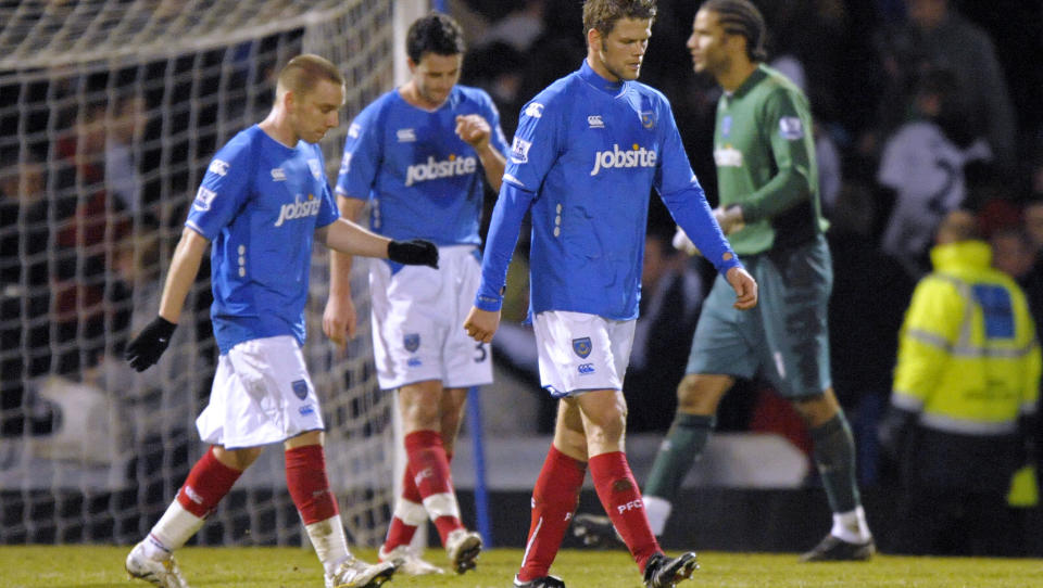 FRA ILLE TIL ENDA VERRE: Portsmouth er tabelljumbo og har solgt flere av sine beste spillere. Her depper Jamie O'Hara (fra venstre), Ricardo Rocha og Hermann Hreidarsson etter et tap sist helg. Foto: AFP/OLLY GREENWOOD