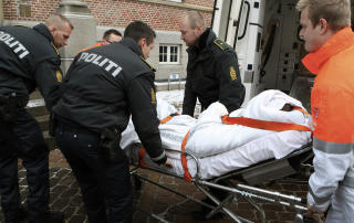 ANGREPET MED �KS: En dansk-somalier angrep Westergaard i hans hjem i januar i �r. �ksemannen ble skutt og s�ret av politiet. Foto: AP/SCANPIX
