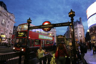  LONDON:  The Tube er en av verdens st�rste metrosystem. �pen fra 5:30 til midnatt hver dag bortsett fra 1. juledag. Foto: Geir B�lstad